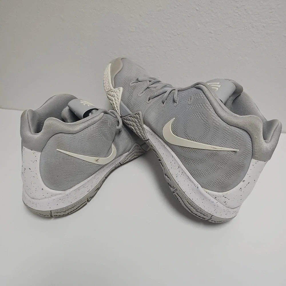 Nike Kyrie 4 Wolf Grey‎ And White Sneakers Men's Size 14 AV2296-002 Basketball